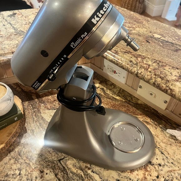 KitchenAid Classic Plus stand mixer. Made in USA. 🇺🇸 - Picture 7 of 7